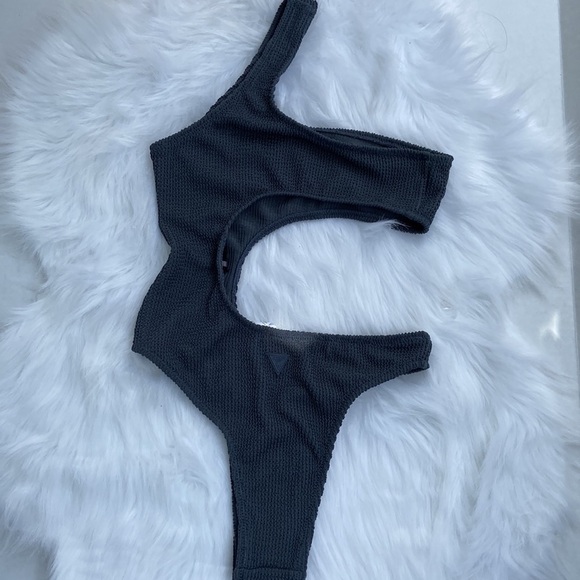 New GUESS Cutout One-Piece Swimsuit XS/S - Picture 4 of 6